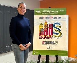 MARÍA JOSÉ FUENTES POSA CON EL CARTEL DE LA PRESENTE EDICIÓN.