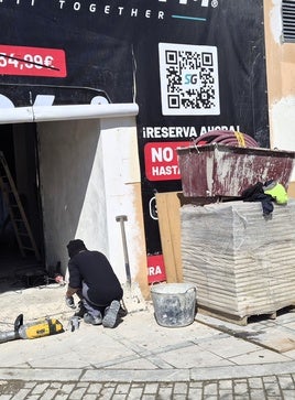 Un joven en una obra ayer miércoles en la plaza del Camping.