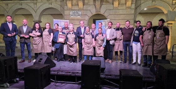 LOS HOMENAJEDOS POSAN CON LOS RESTAURADORES Y MIEMBROS DE LA CORPORACIÓN MUNICIPAL Y NUMEROSAS PROPUESTAS EN TORNO A LA CARNE DE MONT..