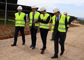 AUTORIDADES DURANTE SU VISITA A LAS PLANTAS.