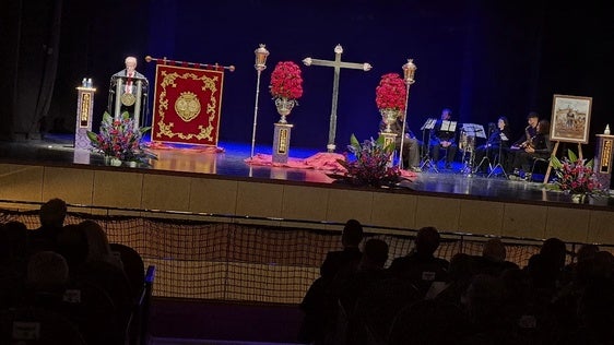 Bellido durante su sentida declamación en el Teatro Principal.