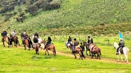 Integrantes de la comitiva se adentraron en la alfombrada sierra.