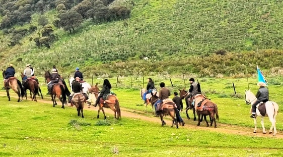 Integrantes de la comitiva se adentraron en la alfombrada sierra.