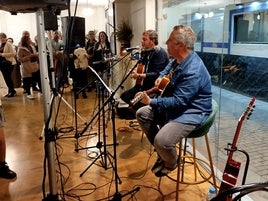 JORGE ALCALDE Y CRISTÓBAL GARCÍA DURANTE EL CONCIERTO PARA EL HOGAR SAN VICENTE DE PAÚL.