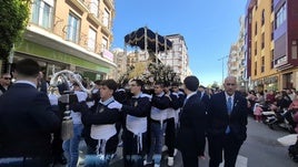 Los pequeños costaleros portan el nuevo palio de Nuestra Señora del Mayor Dolor y comitiva de pequeños hebreos.