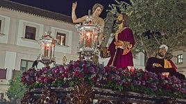 La Oración en el Huerto y Nuestra Señora del Rosario transitan por el centro de la ciudad.