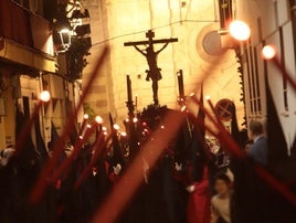 PROCESIÓN DE LOS ESTUDIANTES EL PASADO VIERNES SANTO Y BANDERAS DE LA COFRADÍA MATRIZ.