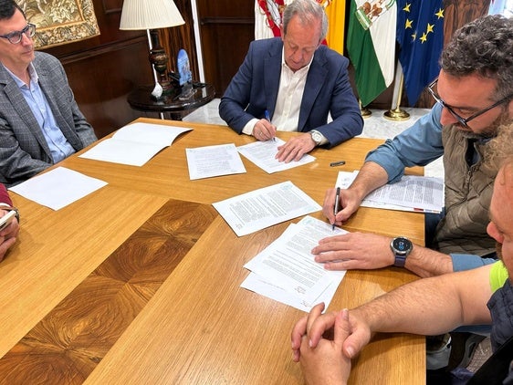 CARMONA Y EXPÓSITO DURANTE LA FIRMA DEL CONVENIO.