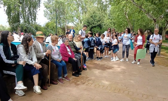 Niños, adultos y mayores se unieron en una actividad desarrollada en Las Vistillas para ponderar en la importancia de cuidar la salud.