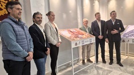José Corbella y María José Fuentes con miembros de la cofradía en la inauguración que asombró al público.