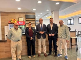 EL ALCALDE CON LOS HOSTELEROS RESPONSABLES DEL SERVICIO Y MIEMBROS DE LA CORPORACIÓN MUNICIPAL.