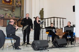 INTERPRETACIÓN DE LOS TEMAS DEL DISCO Y ENTREGA DE LAS PARTITURAS EN UNA NOCHE MEMORABLE.