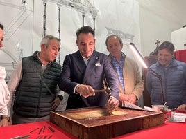 Capilla, el hermano mayor y el alcalde, en el cincelado. ideal