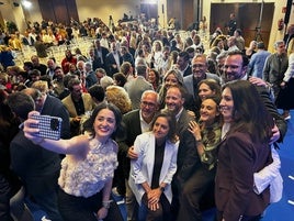 ESTRELLA EN LA PRESENTACIÓN DE LAS CANDIDATURAS DEL PP EL PASADO FIN DE SEMANA EN UNA SESIÓN DE SELFIE.