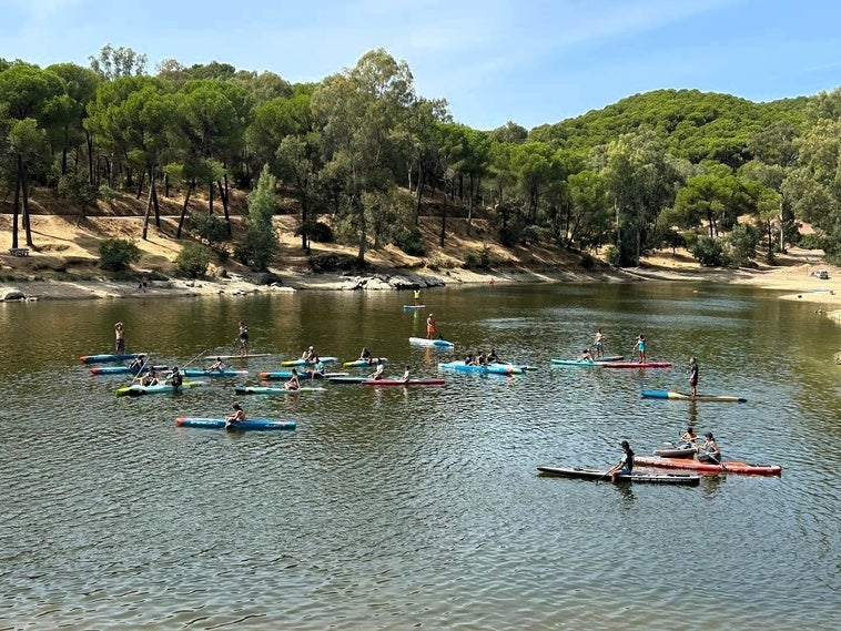 La playa interior del Encinarejo renueva por tercer año consecutivo la Bandera Azul