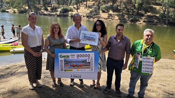 La playa de interior del Encinarejo se enseñorea con el cupón de la ONCE y la nueva bandera azul