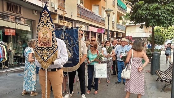 La Virgen de la Cabeza abraza a sus devotos emigrantes de Cataluña