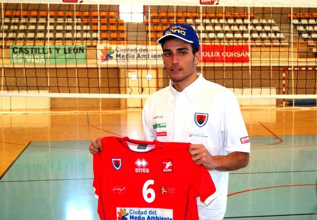El jugador de voleibol andujareño, Raúl Muñoz, llega a la élite