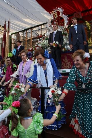 La Ofrenda de flores reúne en la Plaza de España a devotos y romeros de la Virgen de la Cabeza