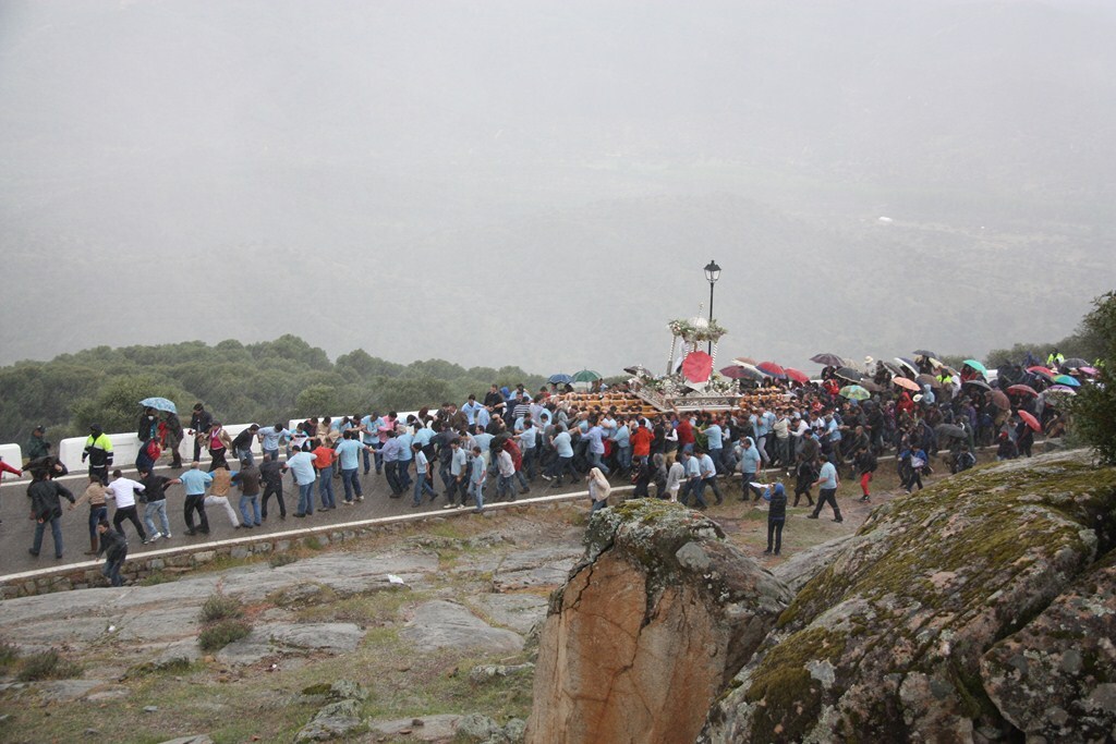 El granizo acorta la procesión de la Virgen de la Cabeza