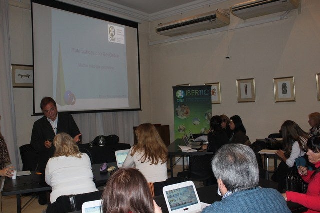 El profesor Agustín Carrillo difunde en Iberoamérica el nuevo concepto matemático