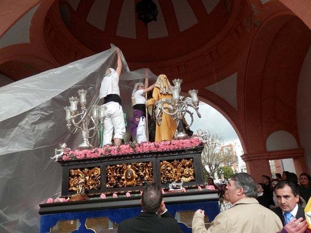 ‘La Borriquita’ acorta su recorrido y San Juan Evangelista y Los Dolores salen por primera vez junto al Nazareno