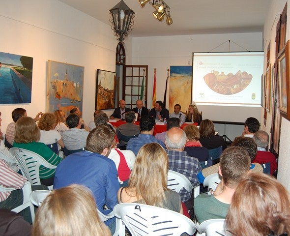 Arjonilla acoge la muestra de reproducciones sobre la historia de la cerámica elaborada por Manuel Bejarano