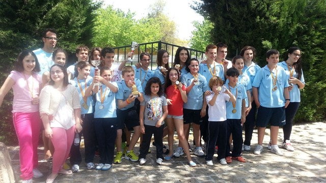El Club de Natación Andújar se alza en Porcuna con 44 medallas
