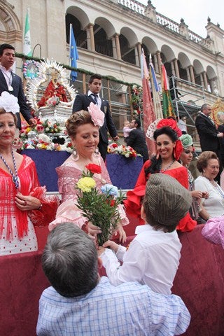 Andújar crece con la visita de cientos de romeros de la comarca que participan en la tradicional Ofrenda de Flores