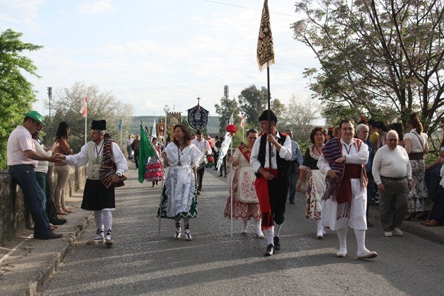 Una multitud recibe a las cofradías filiales que entraron en Andújar como antaño, por el Puente Romano
