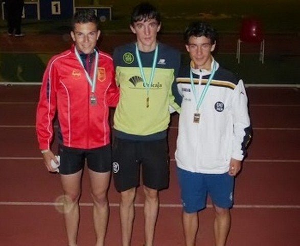 El iliturgitano Jaime Crespo, gana la plata en los 2.000 metros vallas en el junior andaluz, pese a lesionarse en la prueba