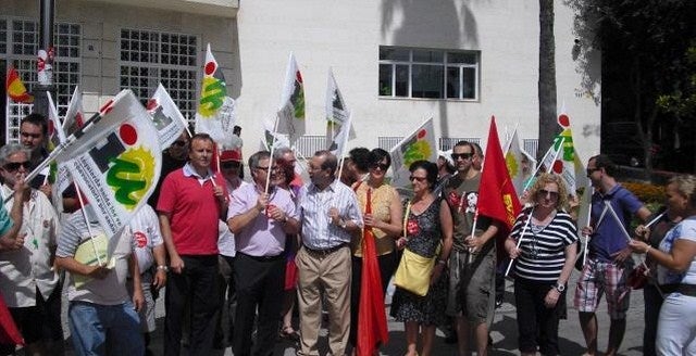 IU Andújar se concentra frente a la sede de Subdelegacion para defender la función social de la vivienda