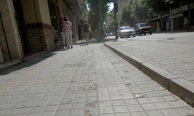 Vecinos y comerciantes de la Corredera de Capuchinos exigen el arreglo de la zona por el deterioro que presenta