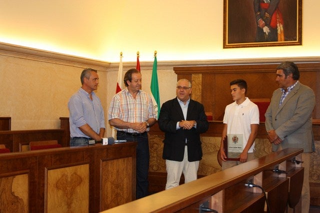 La joven promesa futbolística, Arturo Segado, recibe un homenaje institucional