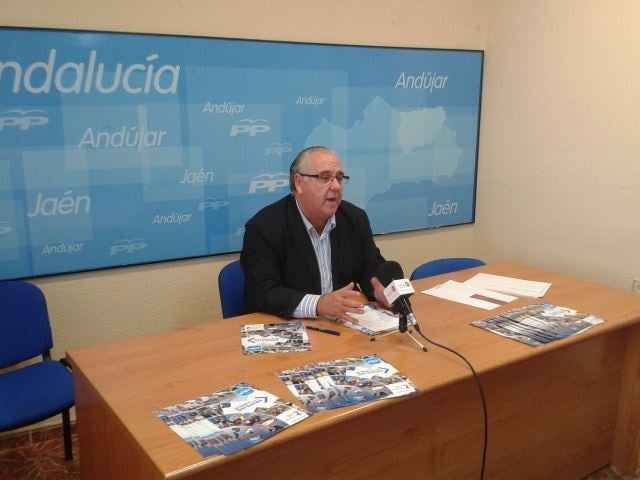El PP reparte un folleto con la gestión de los dos años de gobierno de la actual legislatura