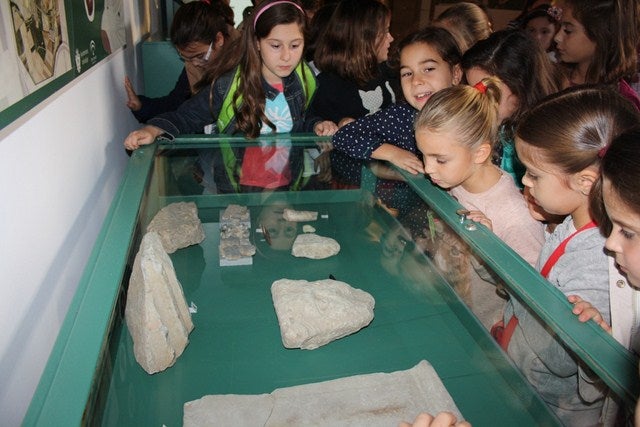 Los escolares aprenden como se enterraban a los seres queridos en la época íbero-romana