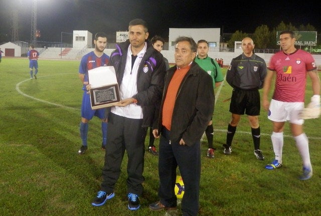 El CD Iliturgi entrega una placa conmemorativa al entrenador del Real Jaén, el andujareño Manuel Herrero, por su excelente trayectoria como jugador y técnico