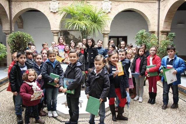 50 escolares participan en un taller para decorar y escribir la carta a los Reyes Magos