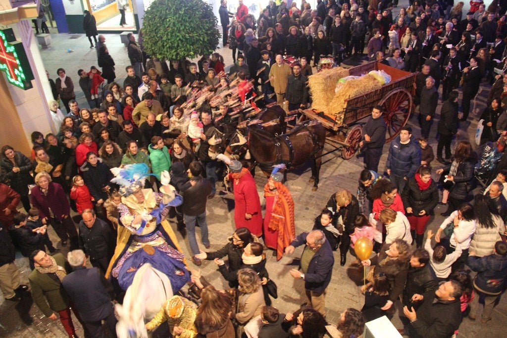 El Heraldo Real congrega a una multitud en las calles comerciales a pesar de la lluvia