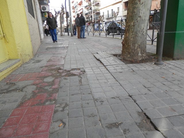 Vecinos y comerciantes inician una campaña de recogida de firmas que reclama el arreglo de la Corredera de Capuchinos