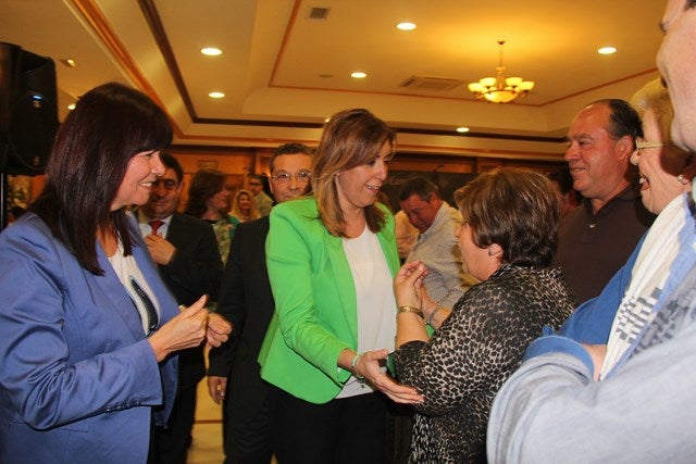 La presidenta de la Junta asiste a la tradicional cena del partido socialista