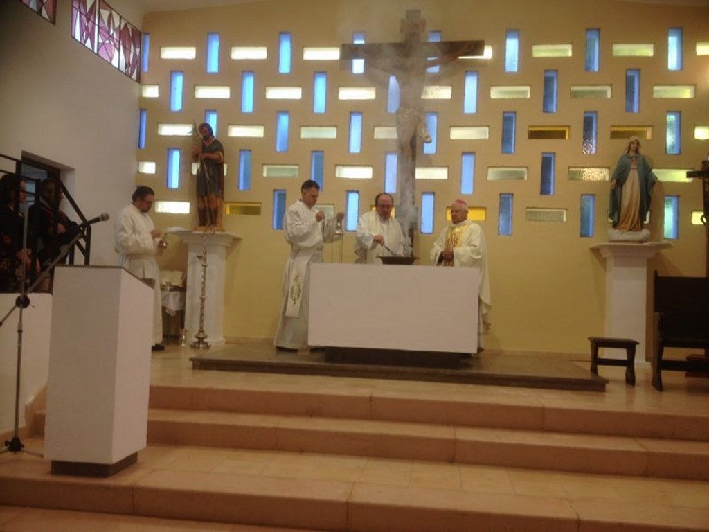 El obispo  realiza la consagración del altar de la parroquia de Llanos del Sotillo tras su remodelación