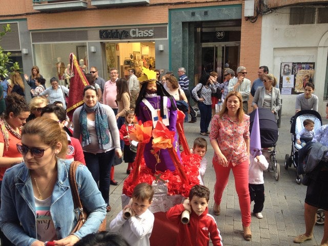 Alumnos de infantil de ‘Los Trinitarios’ hacen un breve recorrido procesional junto a 3 imágenes