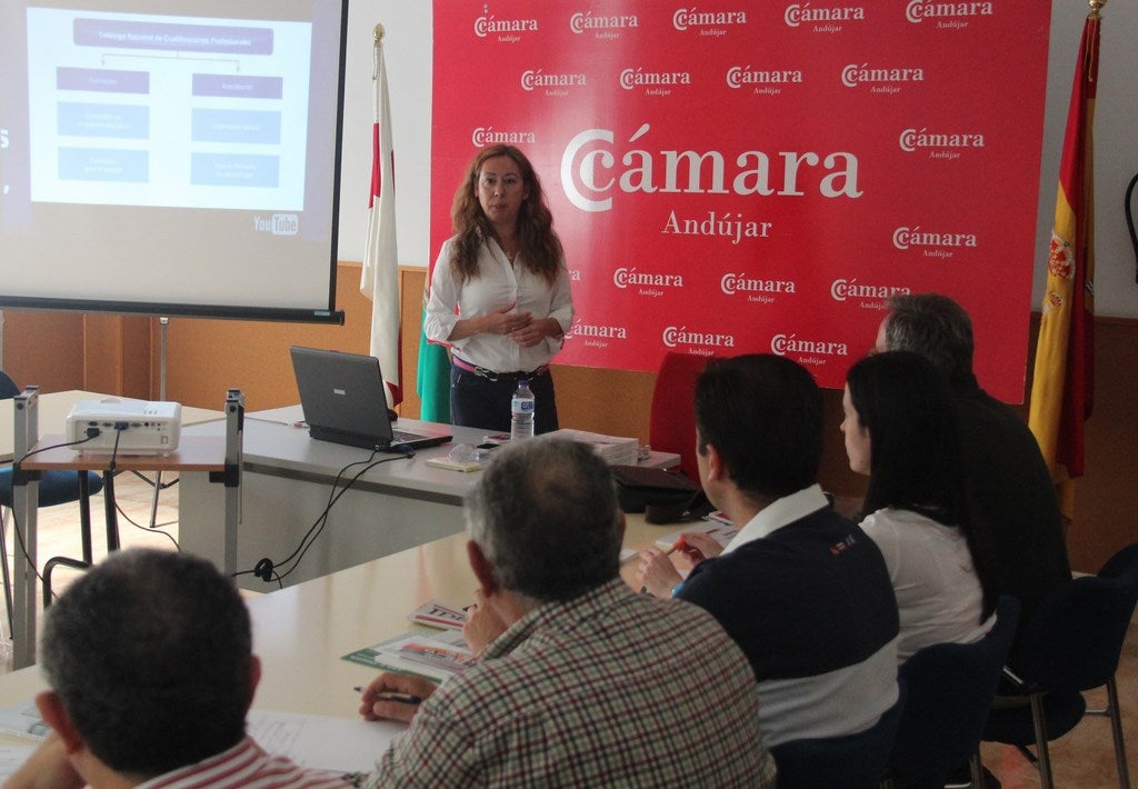 La Cámara de Comercio e Industria informa a los centros educativos sobre el nuevo modelo de cualificación profesional