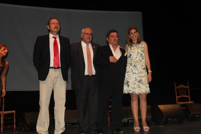 José Menese recibe agradecido el galardón flamenco 'Rafael Romero El Gallina'