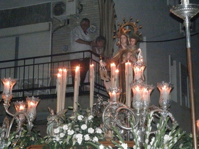 La Virgen del Carmen procesiona solemne y señorial por su barriada
