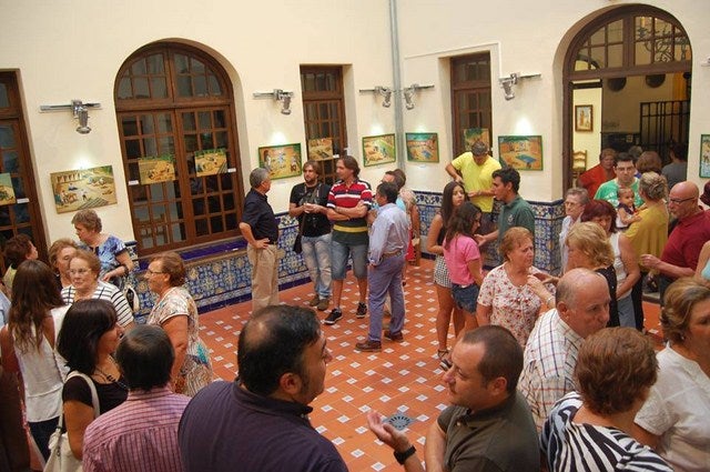 Respaldo de público a la inauguración de la exposición de pintura de Diego Gómez