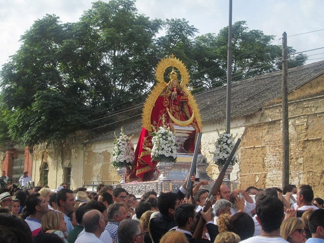 Multitudinario recibimiento de la Virgen de Alharilla en Lopera