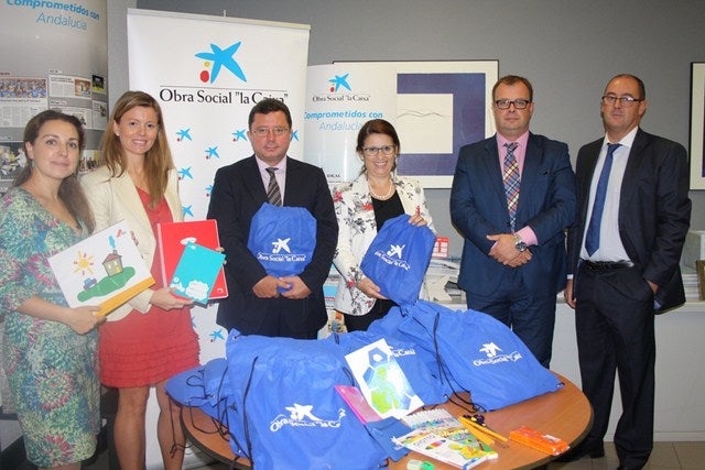 La Caixa entrega al consistorio 150 lotes de material escolar para niños con riesgo de exclusión social