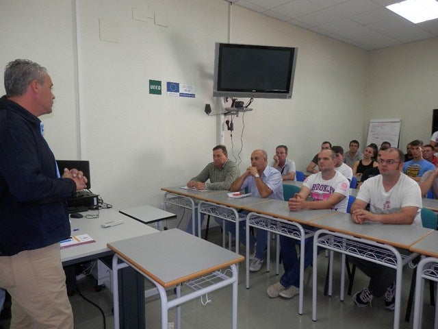 60 vecinos se informan sobre el taller de extracción de resina con perspectivas laborales